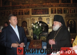 Янукович и  поп.jpg